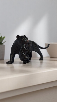 Escultura Pantera Negra com Filhote – Arte Amazônica Feita à Mão na internet