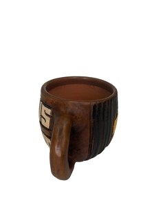 Caneca de cerâmica com desenho de uma índigena na internet