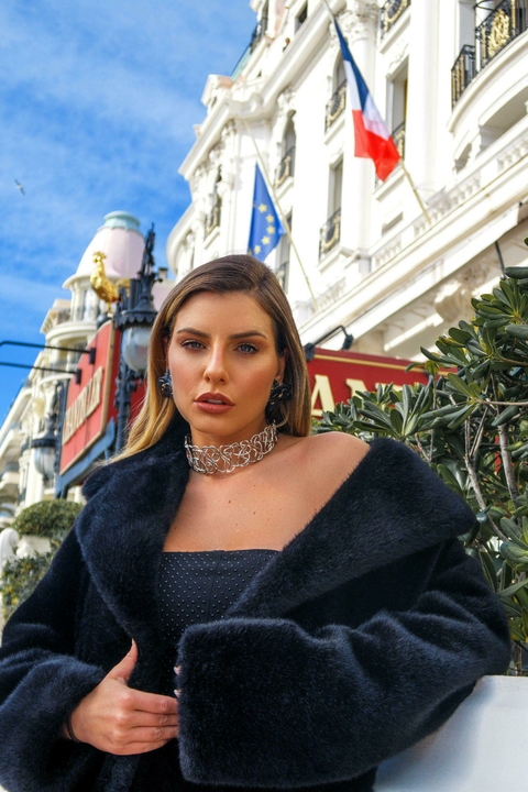 Colar chocker rígido com ondas entrelaçadas