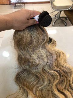 Loiro manteiga, mesclado com raiz esfumada - Nanay mega hair