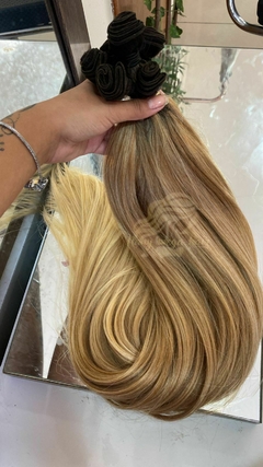 LOIRO DOURADO COM RAIZ ESFUMADA LISO 80CM na internet