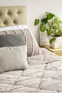Imagen de Frazada Flannel con Corderito “Chula “ + 2 fundas de rregalo Queen