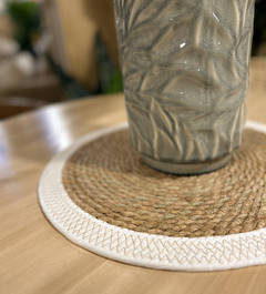 Posafuente Rattan de Fibras Naturales con borde Blanco - comprar online