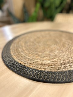 Posafuente Rattan de Fibras Naturales con borde Negro en internet