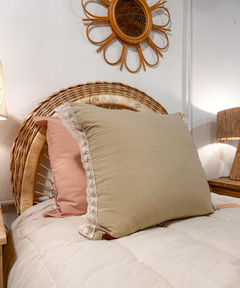 Almohadon de tusor 35x50 con Puntilla en los laterales en internet