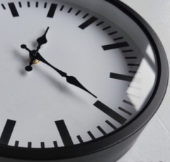 Reloj de pared clásico con marco de metal – Ø 30 cm en internet