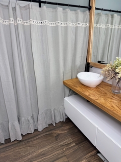 Cortina de baño con puntilla y volado