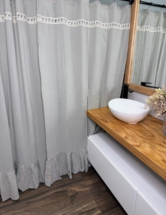 Cortina de baño con puntilla y volado en internet