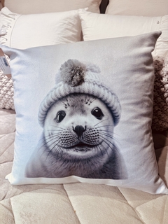 Almohadón nórdico animalitos con pompon - Chula home deco