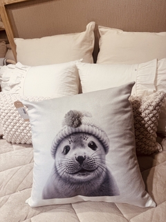 Almohadón nórdico animalitos con pompon en internet