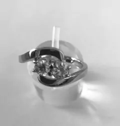 Anel em Ouro Branco com Diamante Natural