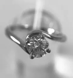 Anel Solitário em Ouro Branco com Diamante Natural