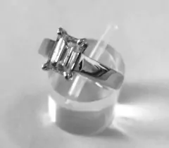 Anel Solitário em Ouro Branco com Diamante Natural na internet