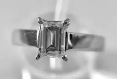 Anel Solitário em Ouro Branco com Diamante Natural