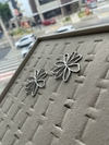 Brinco flor vasada