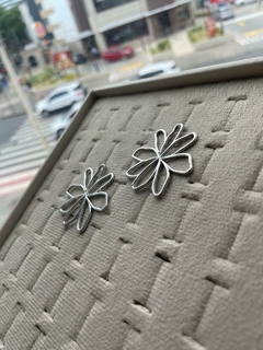Brinco flor vasada