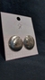 Brinco prata placa redonda textura G - comprar online