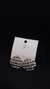 Brinco prata placa losango textura M