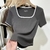 Camisa feminina curta com ombro e fundo - comprar online