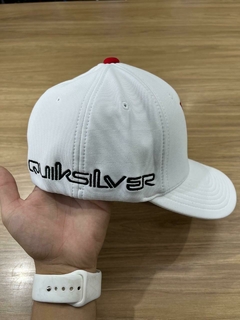 Boné Quiksilver Letreiro Branco 2025 na internet