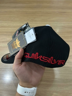 Boné Quiksilver Letreiro Preto/Vermelho 2025 - loja online