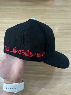 Boné Quiksilver Letreiro Preto/Vermelho 2025 na internet