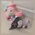 Pelúcia cinnamoroll dormindo na internet
