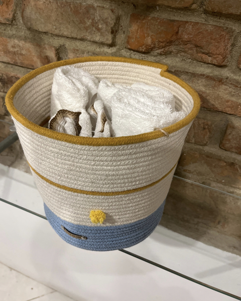 Cesto azul e mostarda