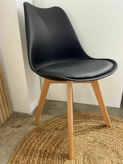 Silla TULIP negra patas madera - comprar online