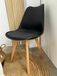 Silla TULIP negra patas madera