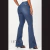 Uma calça jeans flare na cor azul médio, com cintura alta e design levanta bumbum, exibida em uma modelo.