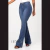 Uma calça jeans flare na cor azul médio, com cintura alta e design levanta bumbum, exibida em uma modelo.