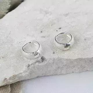 Brinco Argolinha M Fechada Texturizada Folheado A Prata - comprar online