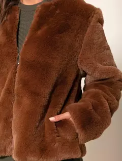 CASACO EM PELE FAKE COM GOLA REDONDA, FECHAMENTO EM ZÍPER E MANGAS DE CAVA POSTA BIAMAR - Boutique de Moça | Roupas Femininas - Novidades Toda Semana 