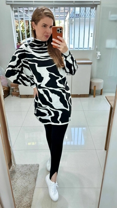 VESTIDO OVERSIZED ESTAMPADO COM GOLA ALTA E MANGAS DE CAVA QUADRADA BIAMAR - comprar online