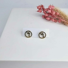 Aros de acero dorado olas