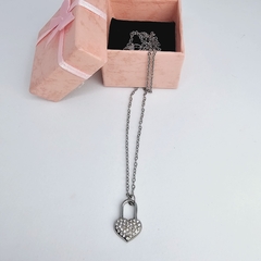 Cadena de acero quirúrgico con dije candado corazón.