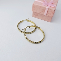 Argollas de acero dorado labrada