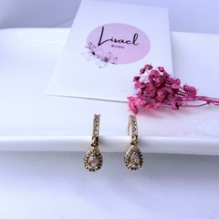 Argollas de acero dorado con strass y dijes gotas