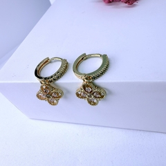Argollas de acero dorado con strass y dijes flor - comprar online