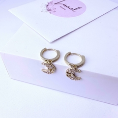 Argollas de acero dorado con strass y dijes lunas en internet