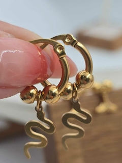 Argollas de acero dorado con bolitas y colgate (dije)