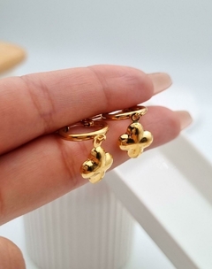 Argollas de acero dorado Nara Trébol inflado