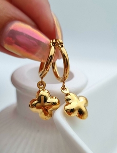 Argollas de acero dorado Nara Trébol inflado - comprar online