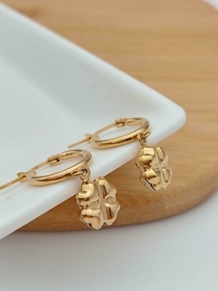 Argollas de acero dorado Nara Trébol