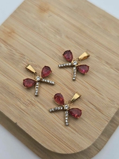 Dije de acero dorado Moño cristalizado fucsia