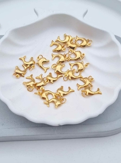 Dije de acero dorado Wendy Delfín