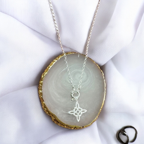 Collar Cierre Timón con Nudo de Brujas