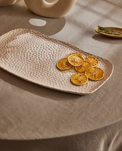 BANDEJA ORGANICA EM CERAMICA BRANCA