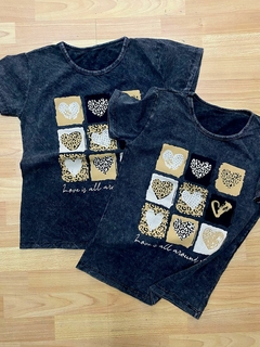 Remera batik cuadraditos de corazones
